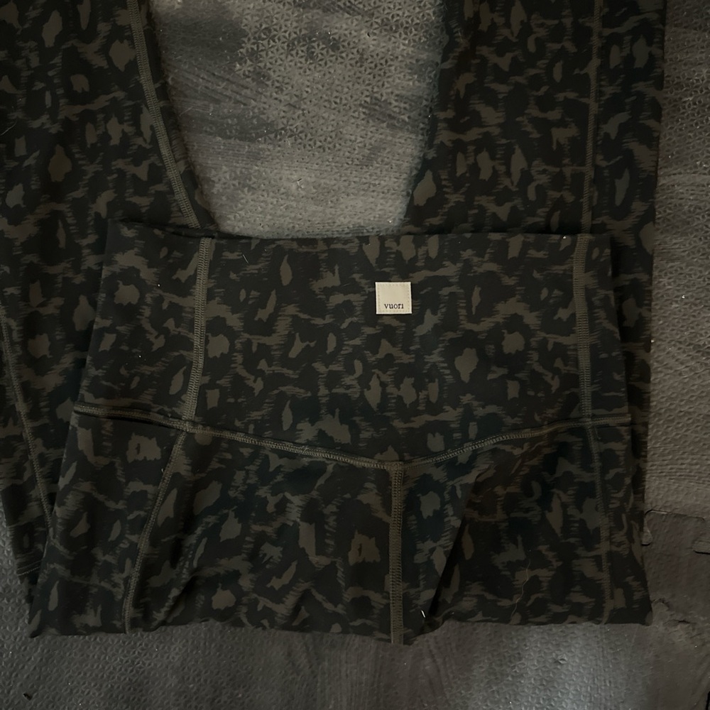 Vuori Black and Gray Patterned Leggings